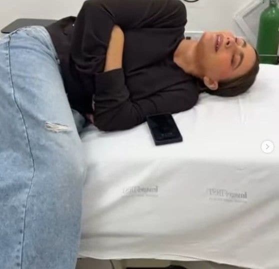 Sofía Vergara, tumbada en la camilla tras sufrir una fuerte reacción alérgica