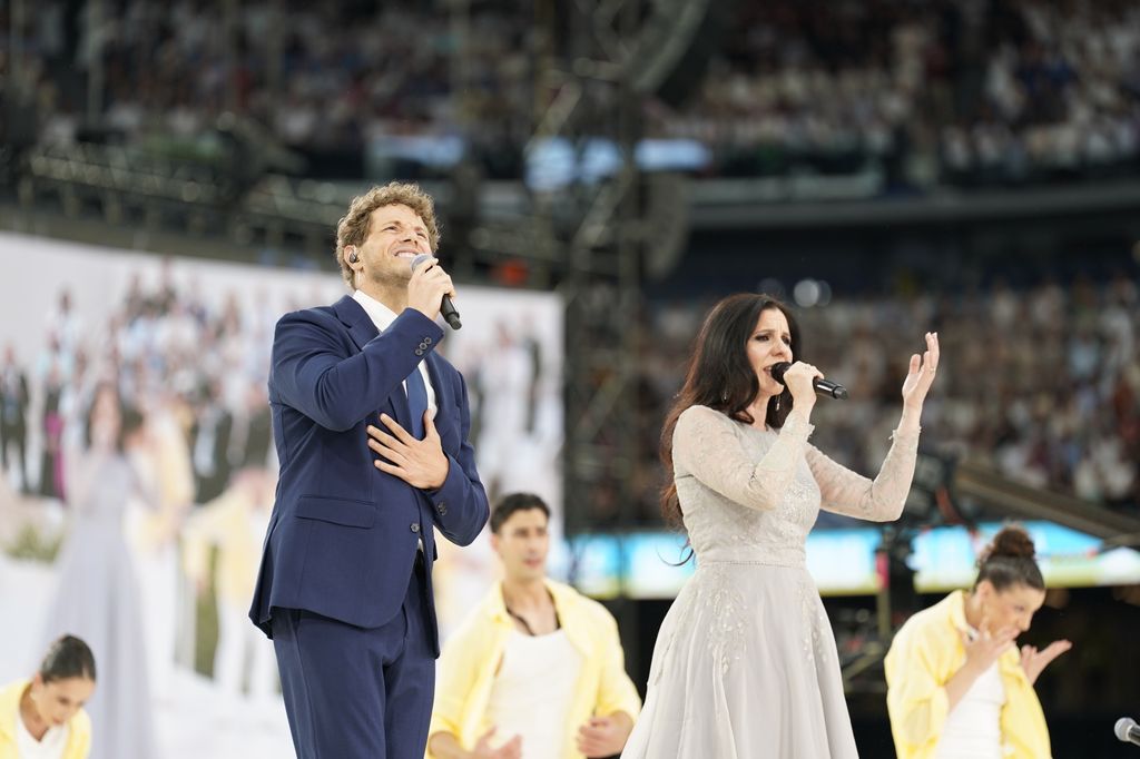 Daniel Diges junto a Diana Navarro en la actuación ante el Papa