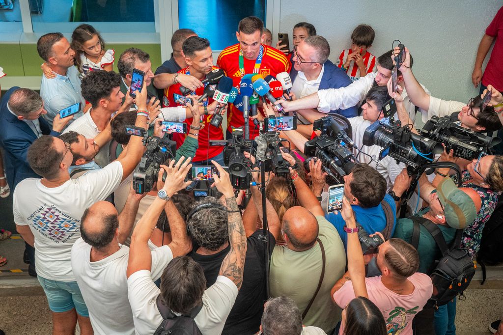 Los futbolistas Jesús Navas y Fabián Ruiz en su tierra natal, Los Palacios, Sevilla el 16 de julio de 2024 