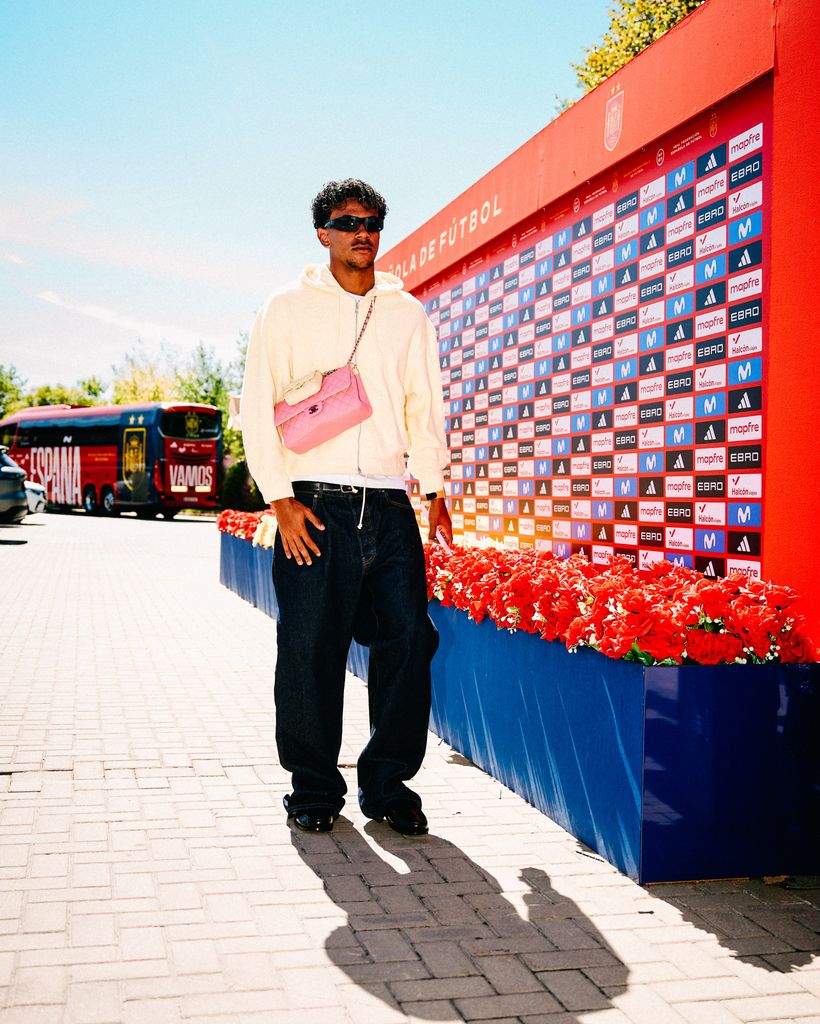 Lamine Yamal llegando a la concentración de la Selección en Madrid