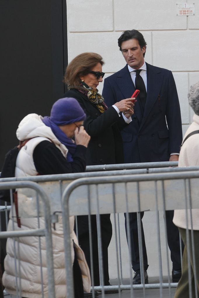 Nati Abascal y su hijo, Rafael Medina, en la capilla ardiente de Valentino, en Roma