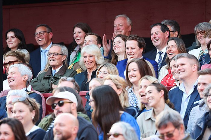La reina Camilla acude a un acto oficial con su hijo
