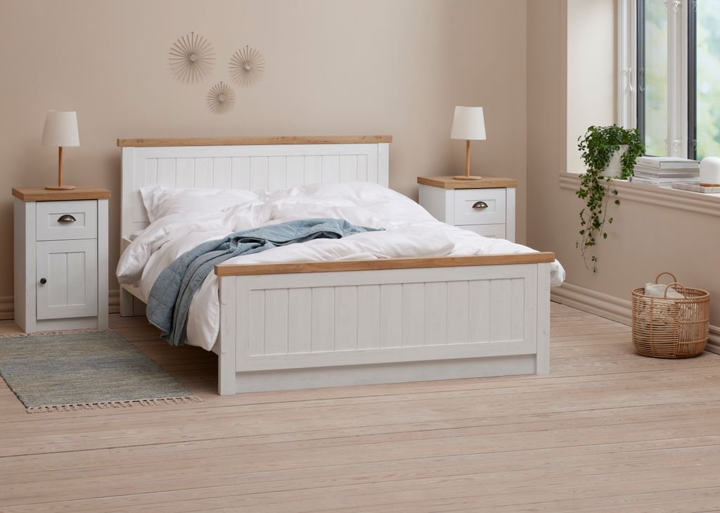 Dormitorio con la cama situada tras una pared sólida viendo la puerta pero no frente a ella, como dicta el ‘feng shui’