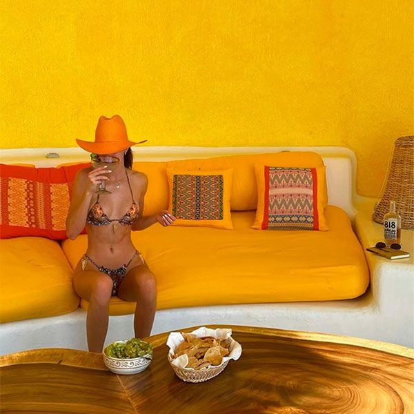 Kendall Jenner en sus vacaciones en México con una botella de tequila 818