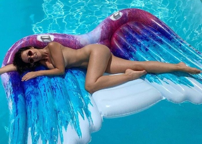 Marta Torné posa de manera muy natural en la piscina 