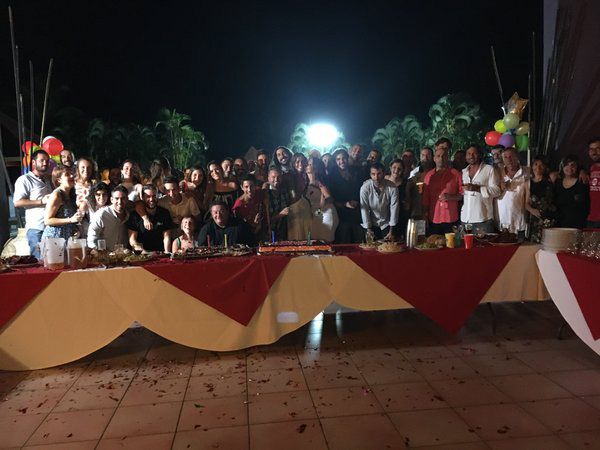 La presentadora ha cambiado de década en el paraíso, un acontecimiento que ninguno de sus compañeros ha pasado por alto. Dos días antes de su cumple, que es el 29 de mayo, Lara recibió una sorpresa muy dulce de su familia del programa, “una de esas fiestas que se quedan para el recuerdo de por vida”, escribió en sus redes sociales
