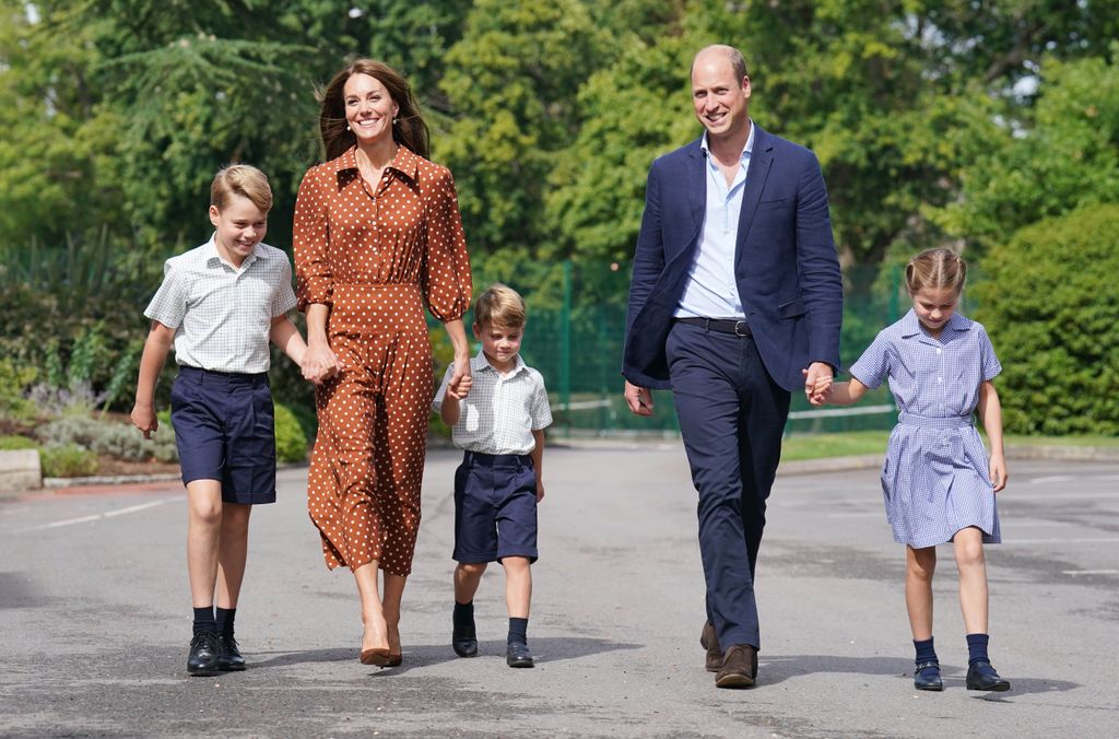 Los príncipes de Gales junto a sus hijos