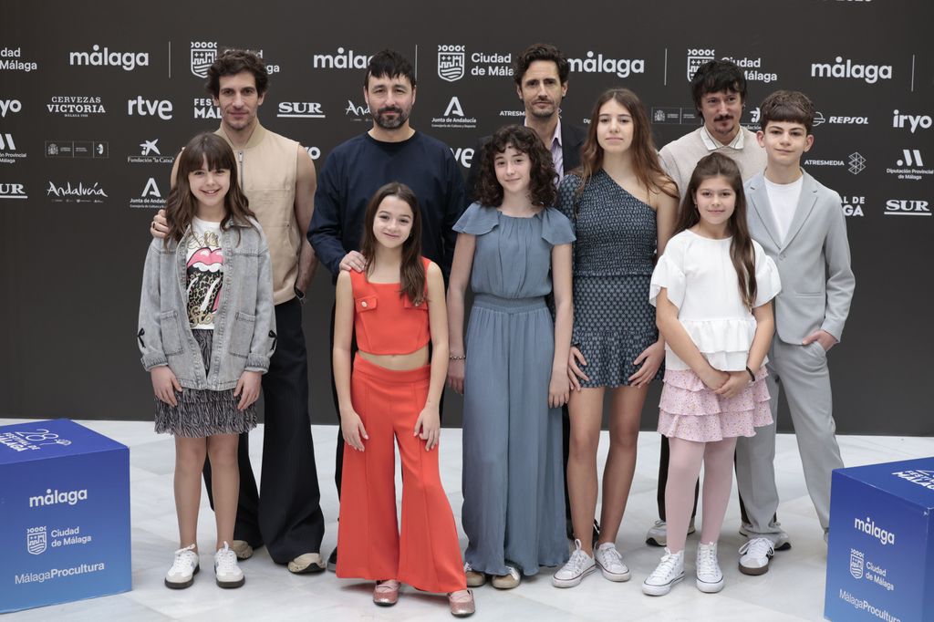 Con sus compañeros de reparto de la película 'Los aitas'