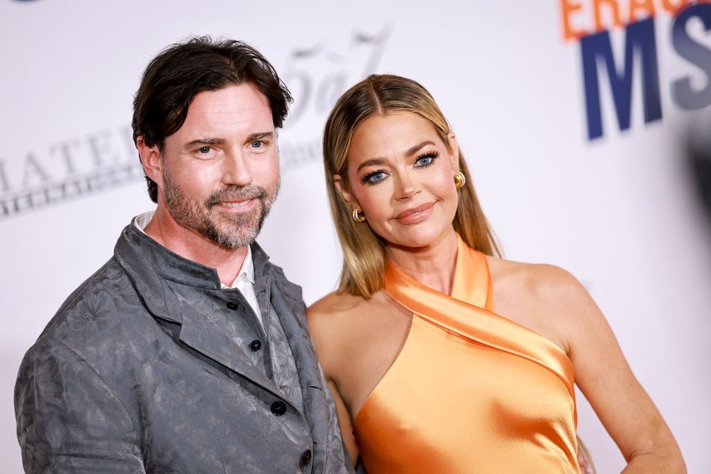 Aaron Phypers y Denise Richards en 2023