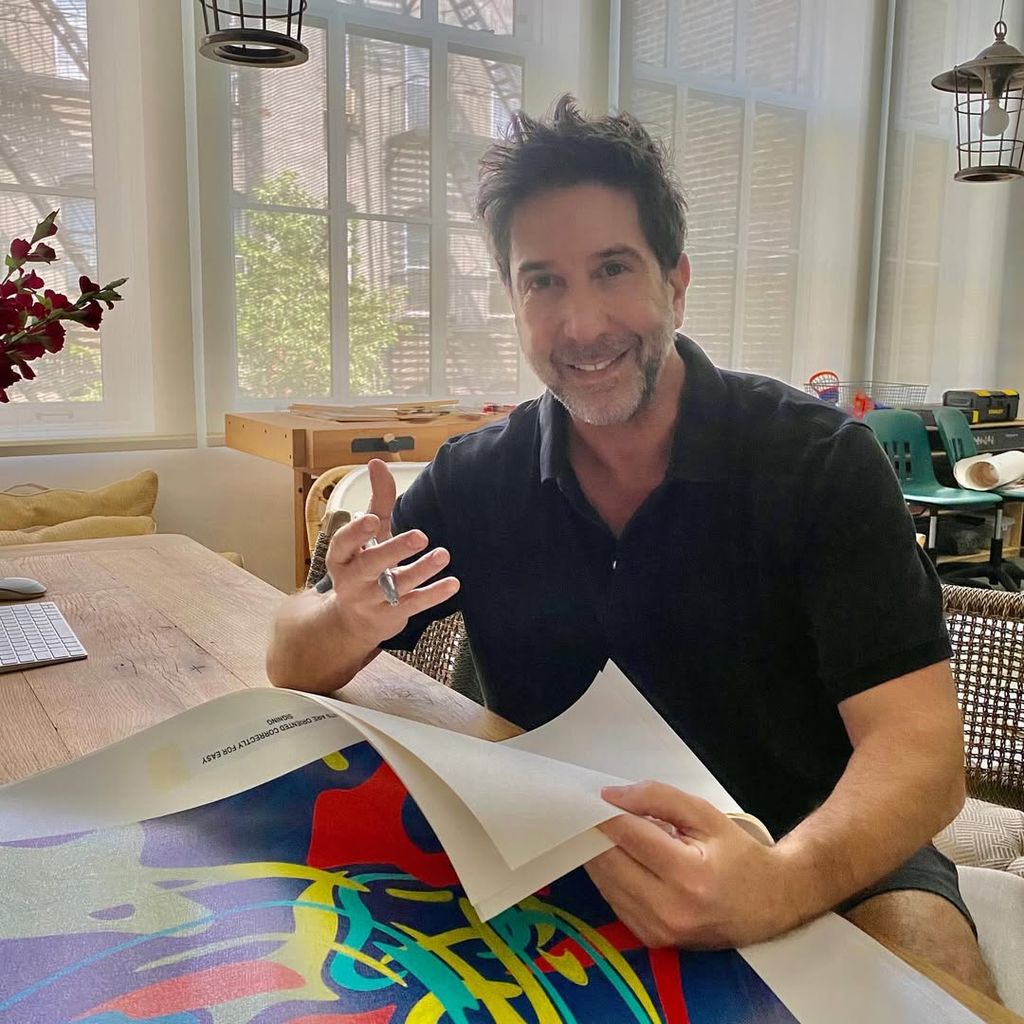 David Schwimmer con los dibujos de Friends del artista Tim Wakefield