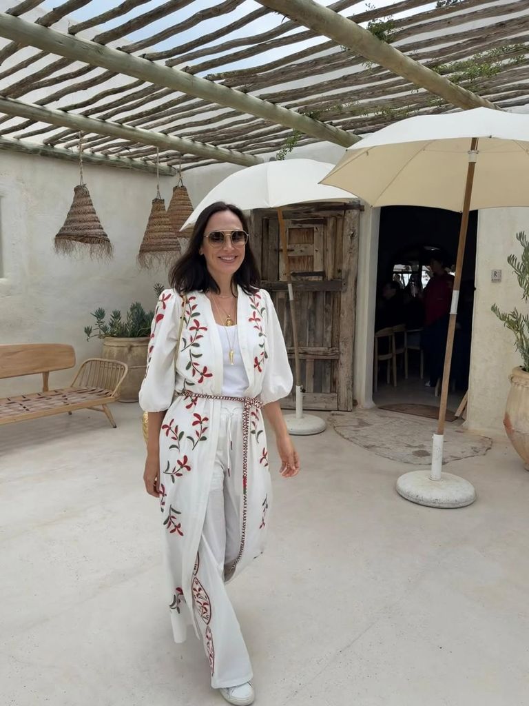 Tamara Falcó en Ibiza con un look blanco bohemio junto a Íñigo Onieva y su madre.