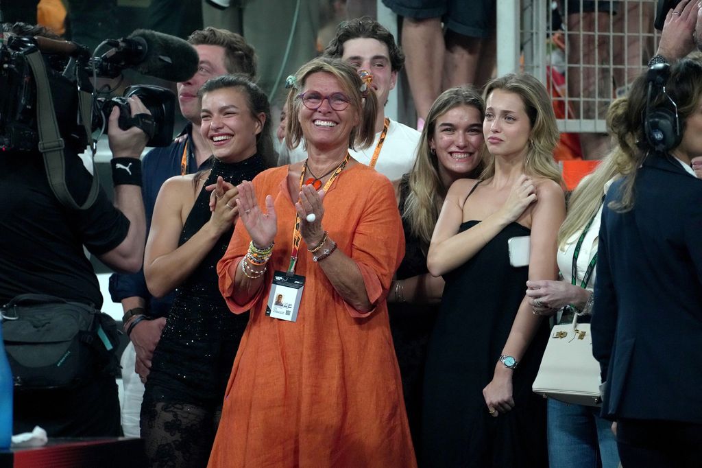 Cisca Wauman (de naranja) y Margarida Corceiro celebran el título de Norris