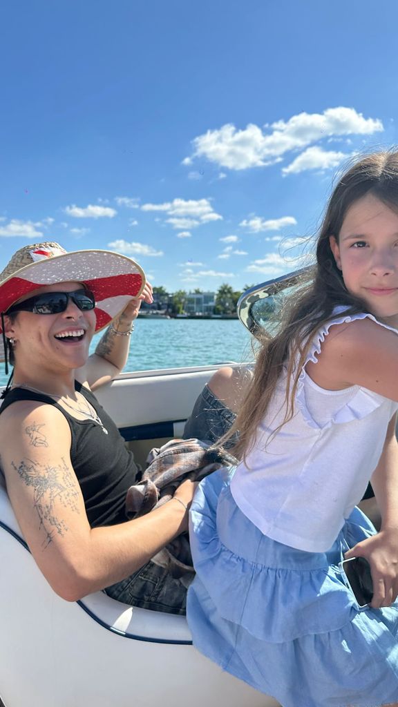 Alexander y Alma, hijos de Alejandro Sanz, disfrutaron de un agradable día bajo el sol.