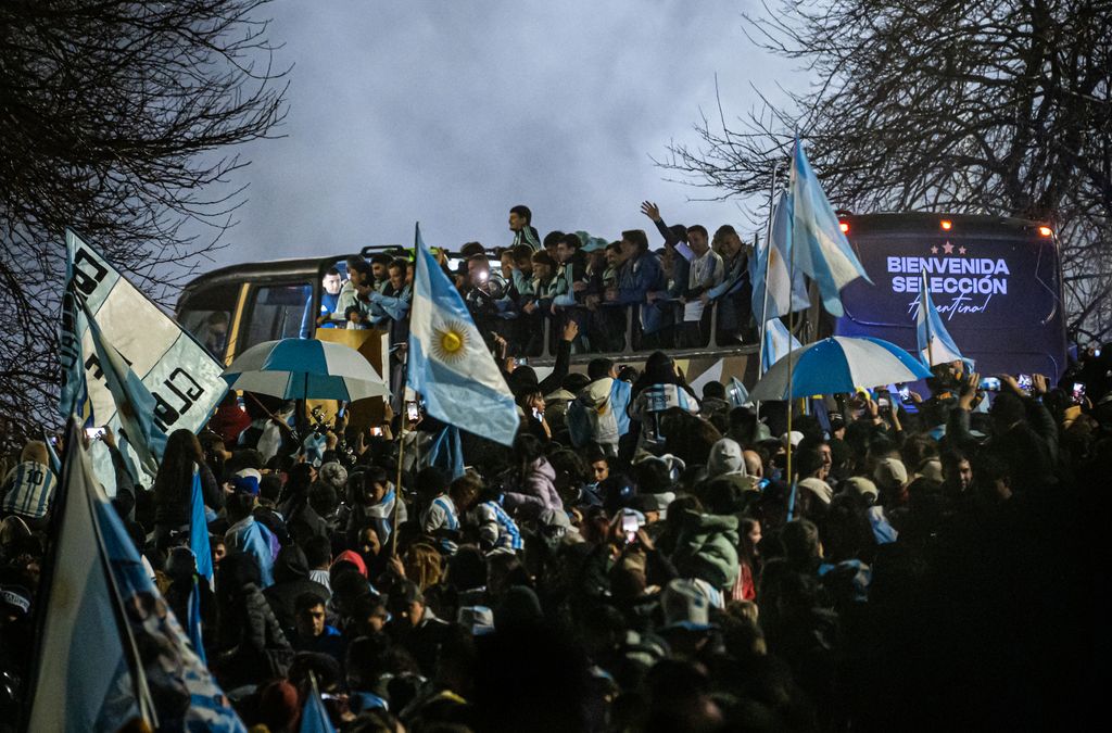 Lionel Scaloni, la Selección Argentina y el staff del equipo fueron recibidos entre aplausos y pporras en Argentina
