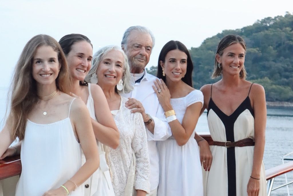 Jacobo Corsini con su mujer y sus cuatro hijas