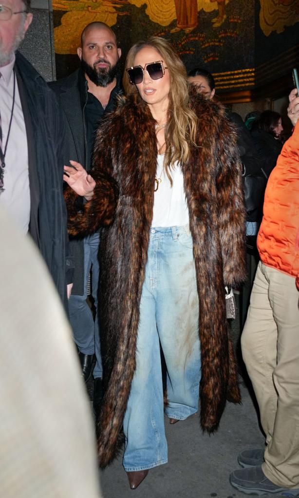 j lo abrigo cafe