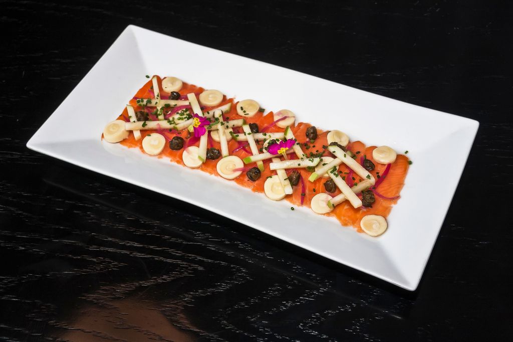 El carpaccio de salmón ahumado con manzana es uno de los platos más veraniegos que hay.