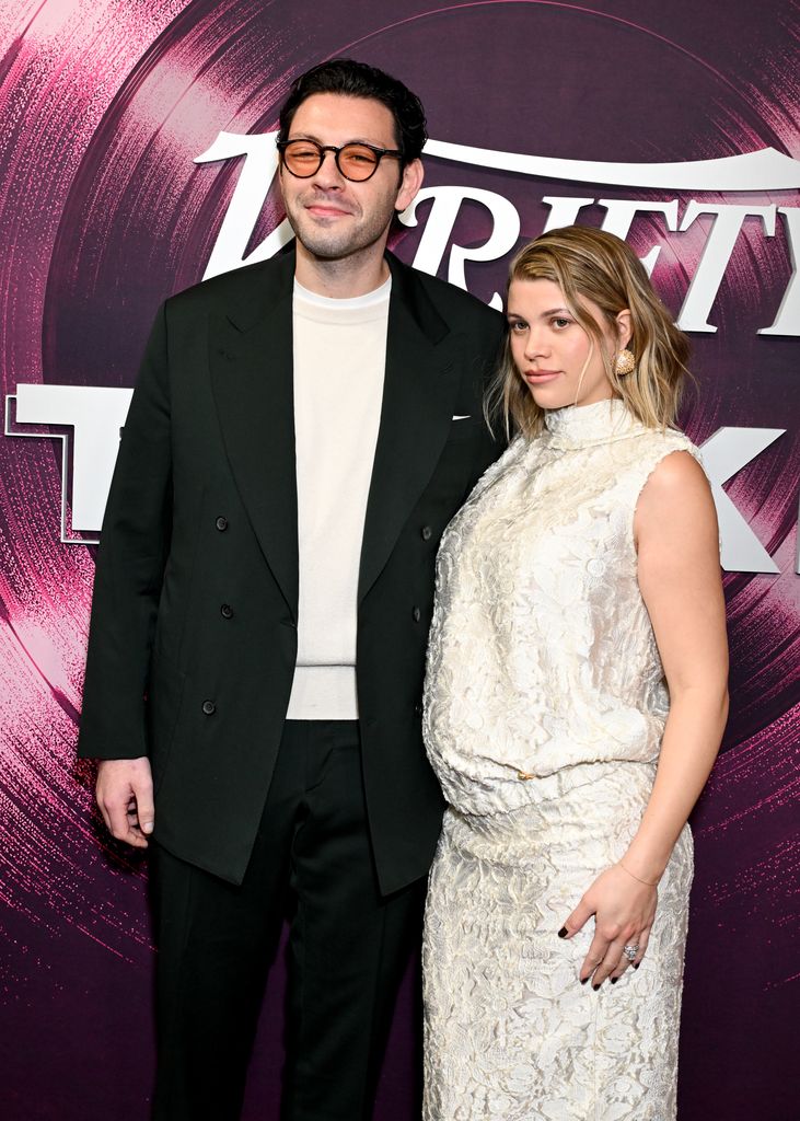 Elliot Grainge y Sofia Richie Grainge posan juntos en los Hitmakers 2025.
