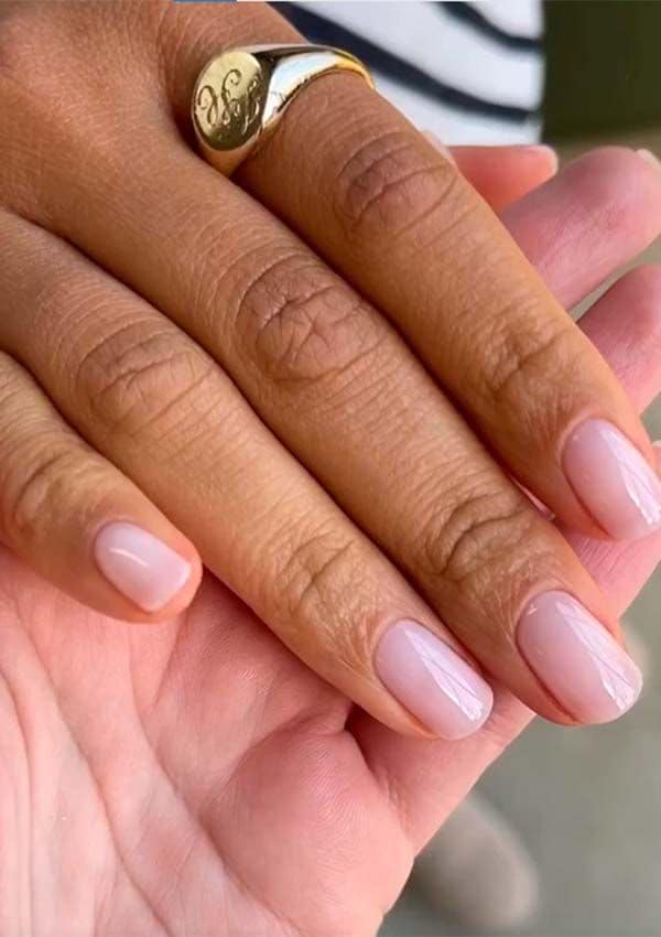Zendaya llevando un anillo con las iniciales de Tom Holland