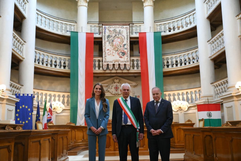 Kate Middleton con el alcalde en el Ayuntamiento de Reggio Emilia