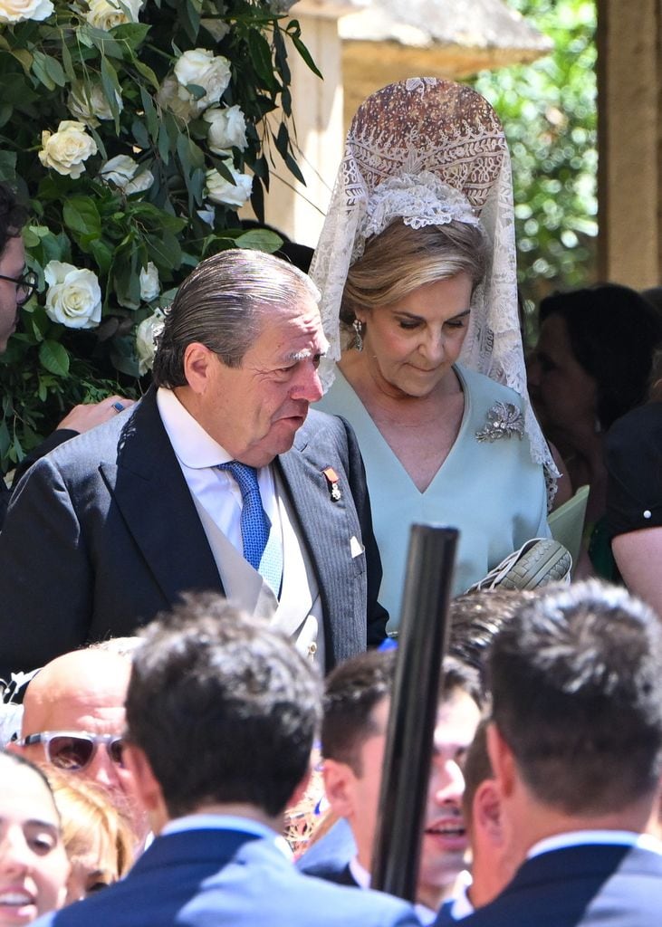 Vicente Boluda y Verónica Ceballos salen de la iglesia tras la boda de su hijo, Nacho, a 28 de junio de 2025, en Santander (España)


