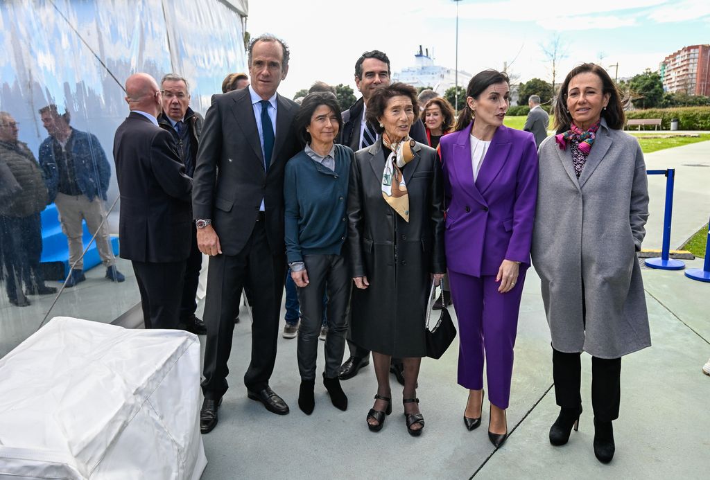 Paloma O'Shea, junto a sus hijos, Ana, Carmen, Emilio, Carolina, Paloma y Francisco Javier y la alcaldesa de Santander, Gema Igual, durante un homenaje al recordado Emilio Botín
