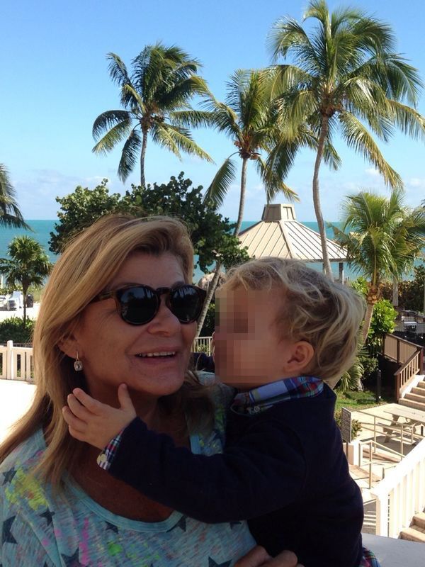 El pequeño Carlos siempre cariñoso con su abuela