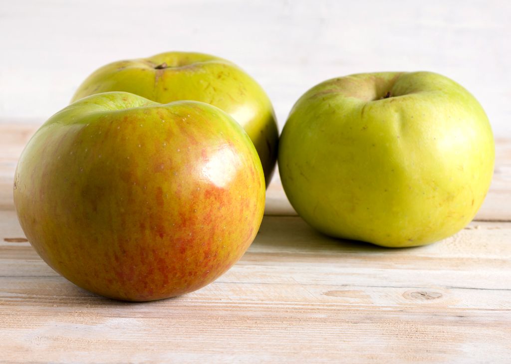 Las manzanas Bramley suelen ser las utilizadas para hacer este postre, pero se puede susituir por otras variedades que también sean ácidas