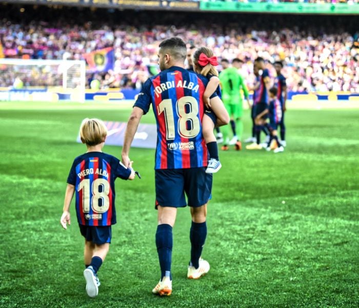 Jordi Alba con sus hijos en su homenaje en el Camp Nou