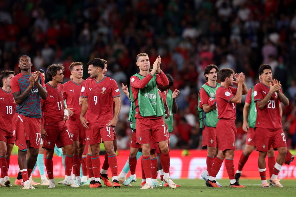 Cristiano Ronaldo con sus compañeros de la Selección de Portugal.