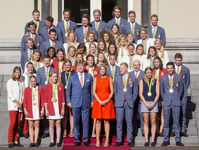 A raíz de ver las imágenes del recibimiento de los Reyes de Holanda a los medallistas olímpicos de su país, nos hemos preguntado… ¿tienen previsto don Felipe y doña Letizia recibir a nuestros campeones?
