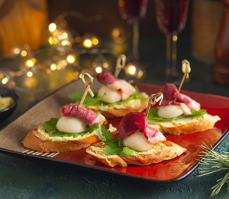 Canapé de pera con jamón de pato