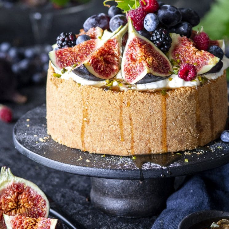 Tarta de brevas y frutos del bosque