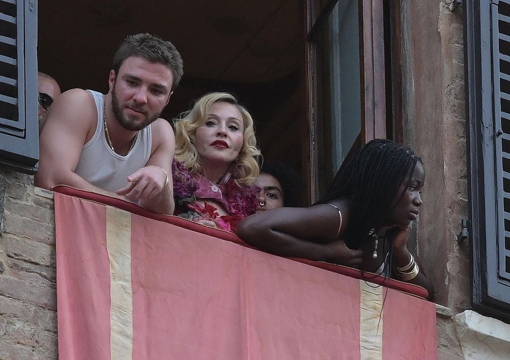 Madonna con sus hijos Rocco, Lourdes y los mellizas Stella y Estere en las carreras de caballos Palio de Siena