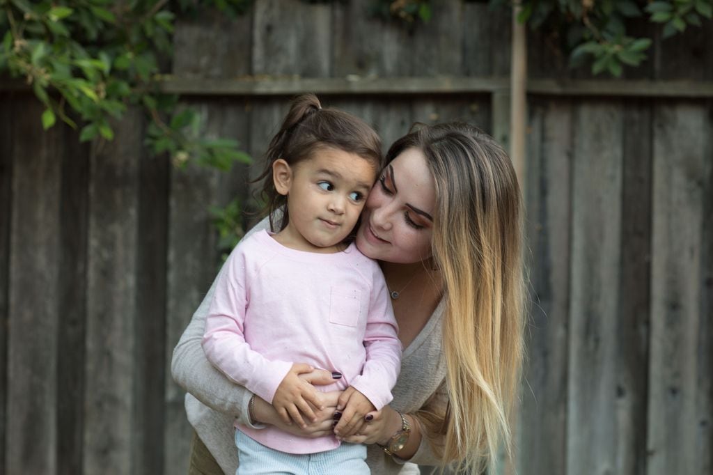 Madre abraza a su hija