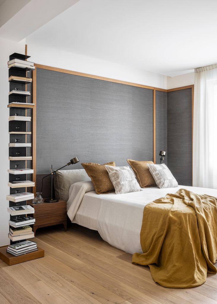 Zona de la cama con dos lámparas articuladas