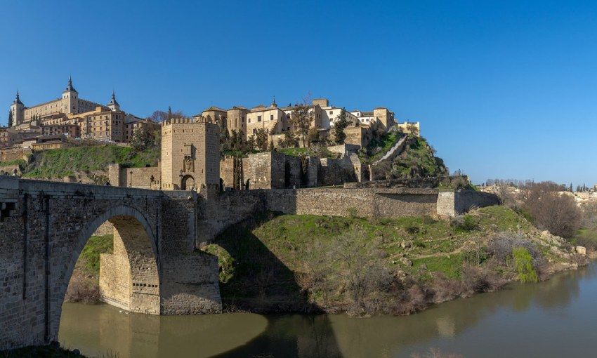 Vista de Toledo desde el otro lado del Tajo con el puente de San Martín