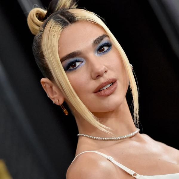 los ojos totalmente azules reslatan la mirada