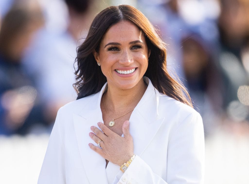 El príncipe Harry se cuela en el detrás de cámaras de la nueva serie de Meghan Markle