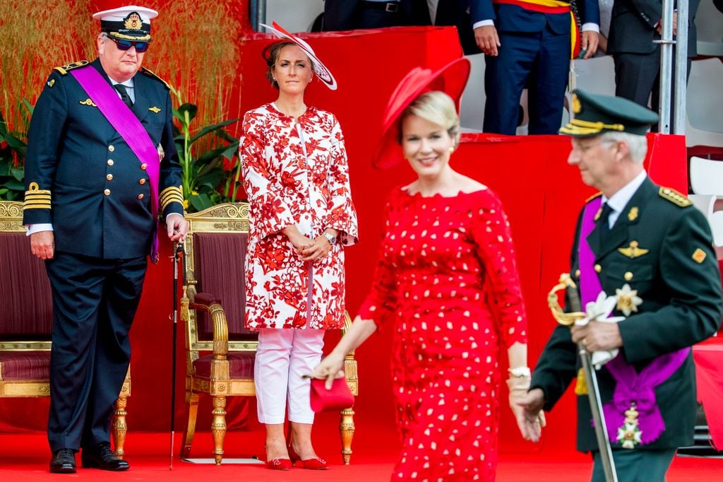 Laurent y Claire de Bélgica en el Día Nacional contemplando el paso de los reyes, Felipe y Matilde de los belgas