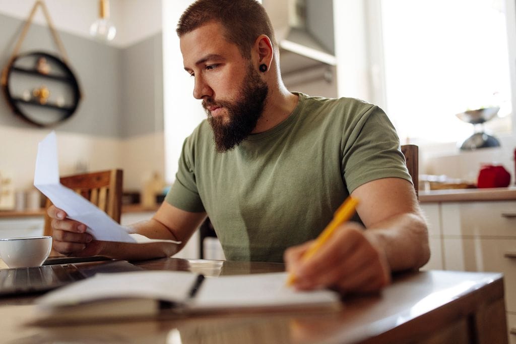 Un chico joven revisa unos documentos