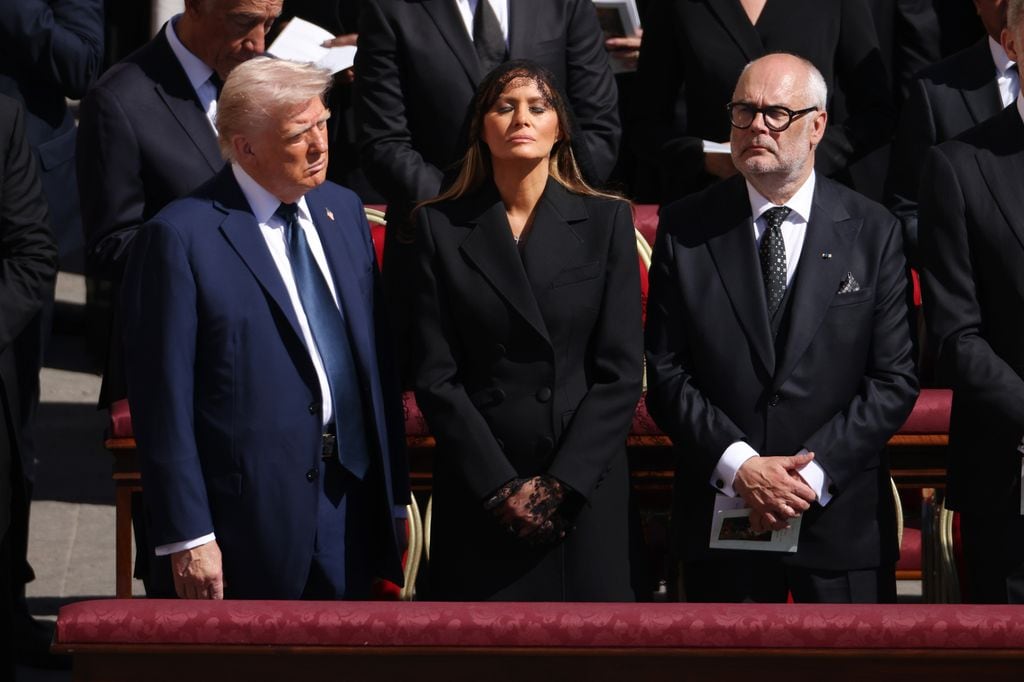 Melania Trump en oración, durante el funeral del Papa Francisco 