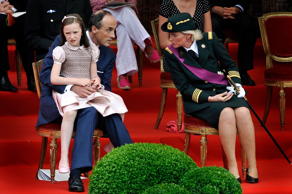 Laetitia de Bélgica, de niña, sobre el regazo de su padre, el príncipe Lorenz y su madre, Astrid de Bélgica, con uniforme militar