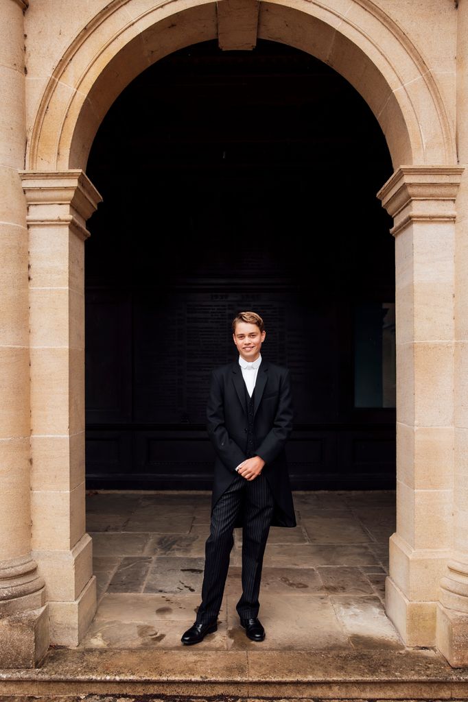 El Palacio de Kensington ha compartido estas imágenes del príncipe George, segundo en la línea sucesoria al trono británico, con su uniforme escolar en su primer día en Eton College