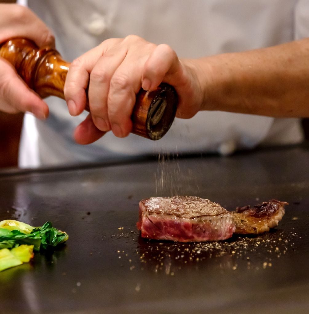 Condimentar carne a la plancha