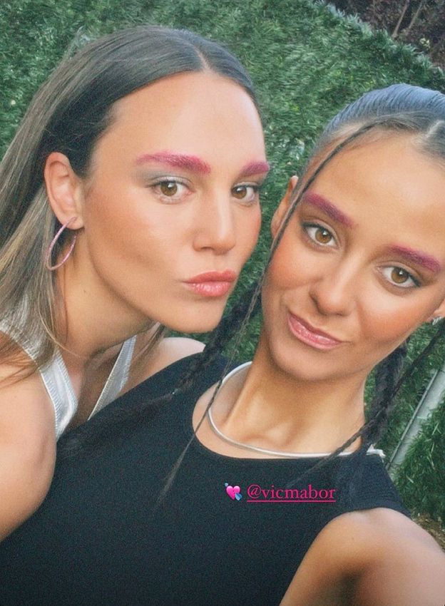 Victoria de Marichalar se tiñe las cejas de rosa