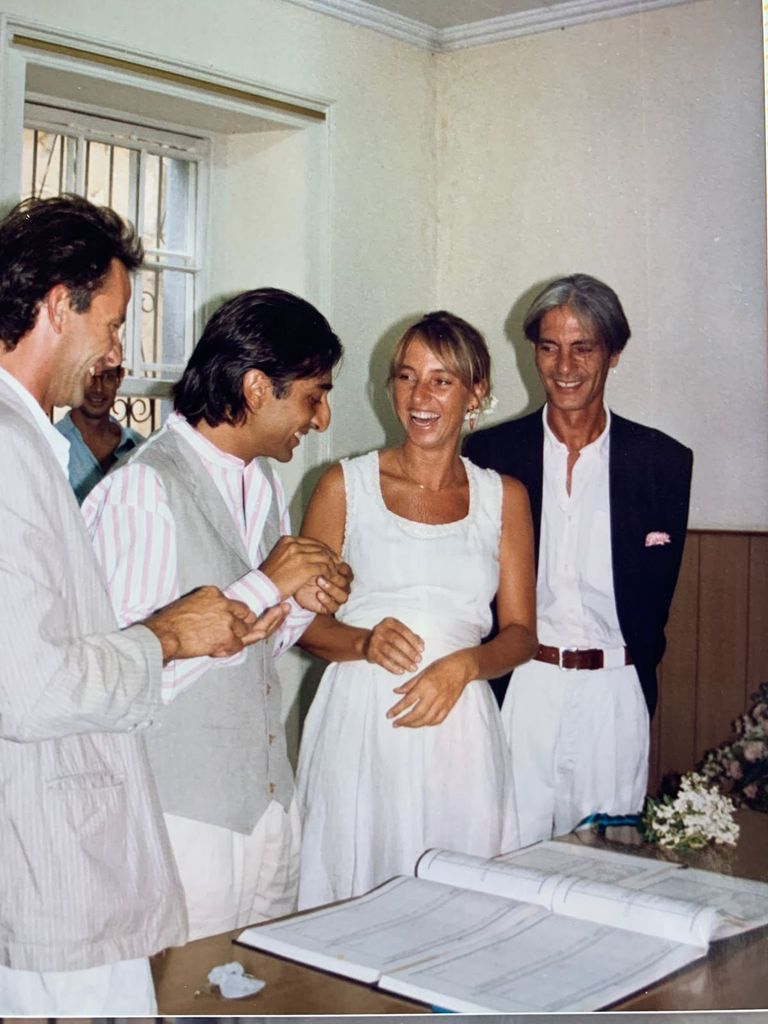 Mariola Orellana y Antonio Carmona se casaron el 24 de agosto de 1993 en Gibraltrar en una ceremonia civil oficiada en inglés