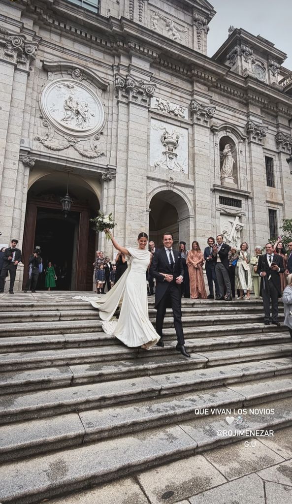 Los novios, a la salida de la iglesia de Santa Bárbara de Madrid