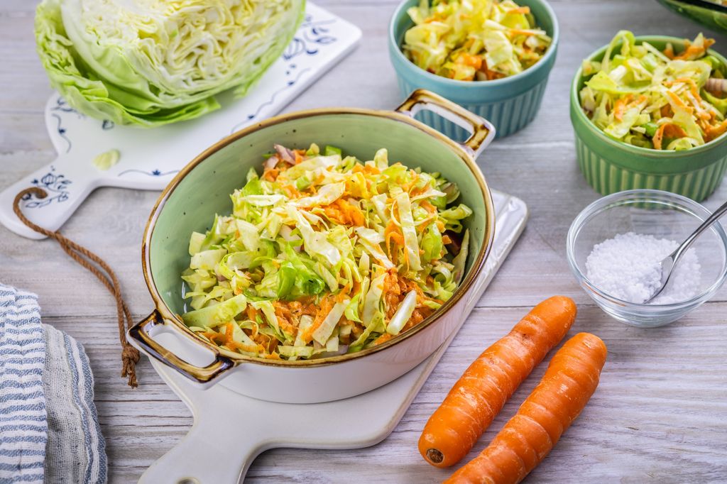 Col blanca cruda y zanahoria picadas de forma muy fina son los ingredientes principales de la ensalada Coleslaw.