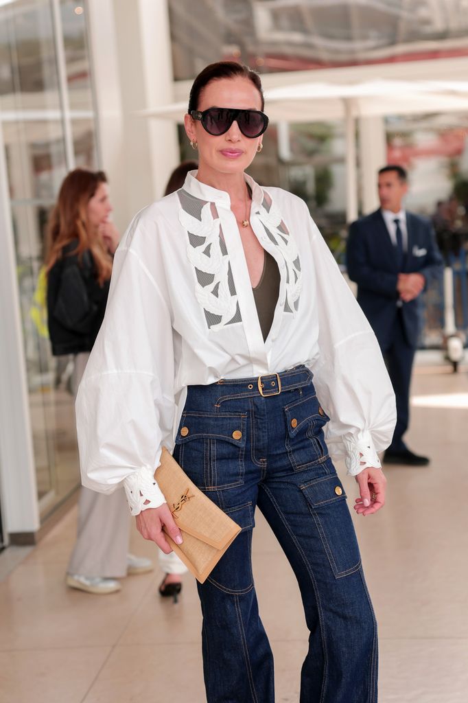 nieves alvarez en cannes con una blusa y vaqueros